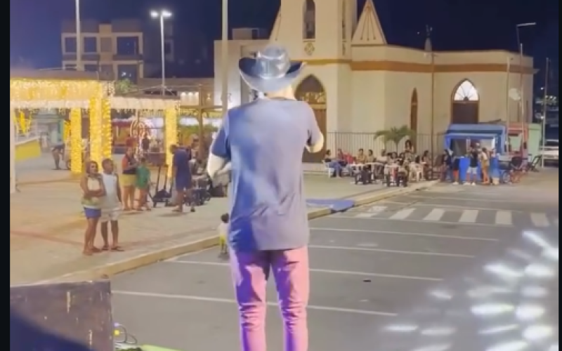 Em Aracaju mesmo sem publico cantor segue o show com entusiasmo
