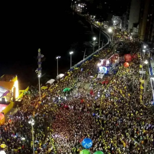 Turistas pagam até 500 por dia para segurança levar até o camarote