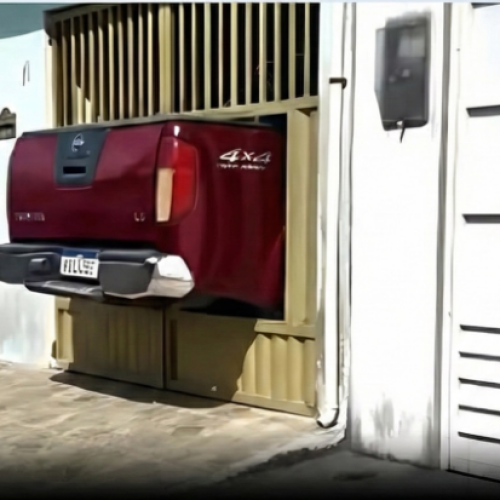 Homem faz improviso em garagem e irrita vizinhos