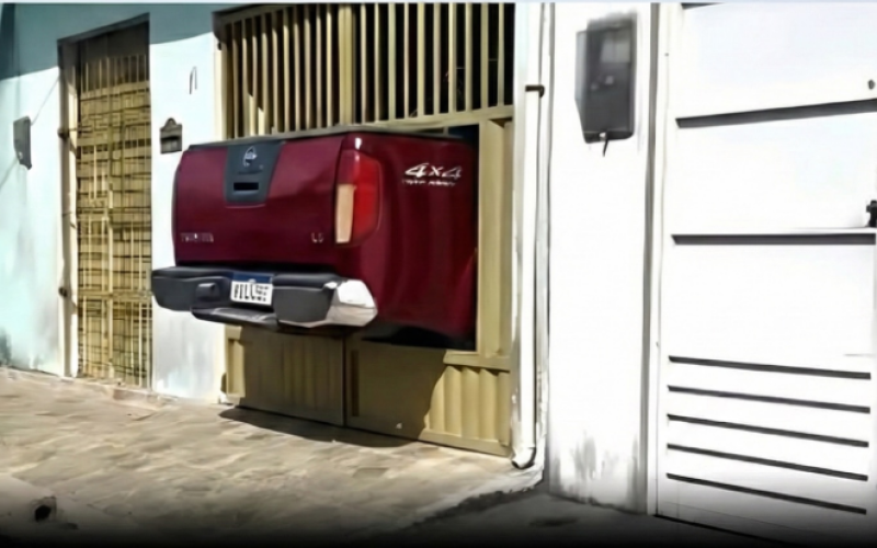 Homem faz improviso em garagem e irrita vizinhos