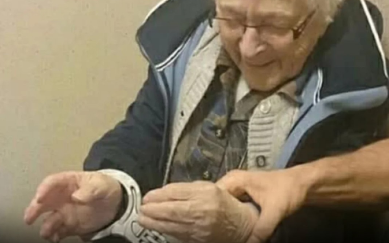 Idosa de 99 anos realiza o sonho em ser presa