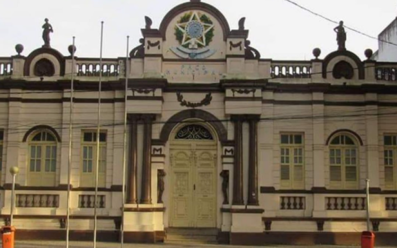 Quatro estudantes ficaram feridos após parte do piso ceder dentro da prefeitura de Cruz das Almas, no Recôncavo Baiano.