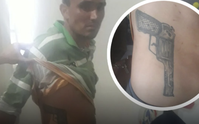 Homem utilizava uma tatuagem de arma na lateral do corpo para dar a impressão de que estava armado