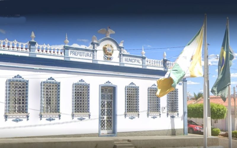 Ex-prefeito de Curaçá gera revolta ao exonerar servidores temporários três dias após renovação de contratos, denuncia atual gestor