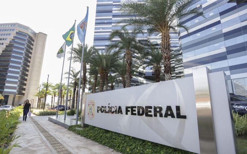 Brasília (DF), 31/08/2023 - Movimentação no prédio sede da Polícia Federal, que ouve Bolsonaro e mais sete envolvidos no caso da venda de joias. Foto: Marcelo Camargo/Agência Brasil