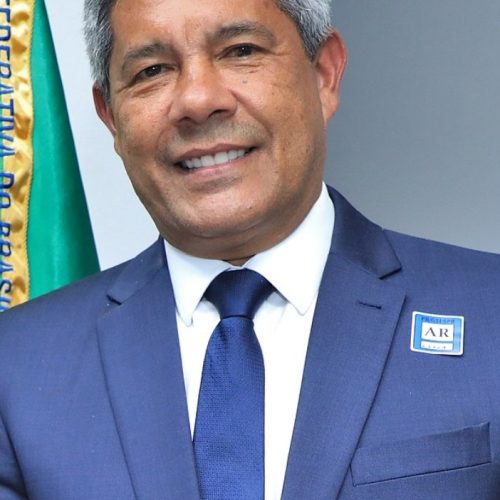 Jerônimo Rodrigues sancionou, nesta segunda (8), lei de reajuste para servidores e lei que cria novos comandos regionais da PM