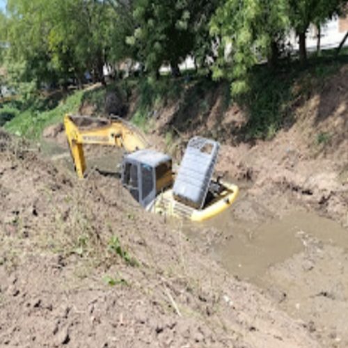 BONFIM:Máquina escavadeira atola e quase desaparece no Canal da Malária em Bonfim