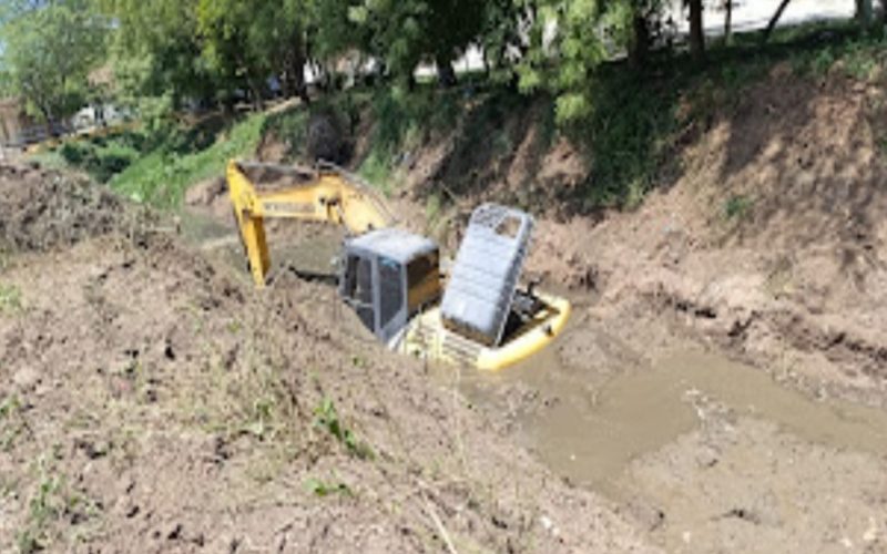 BONFIM:Máquina escavadeira atola e quase desaparece no Canal da Malária em Bonfim