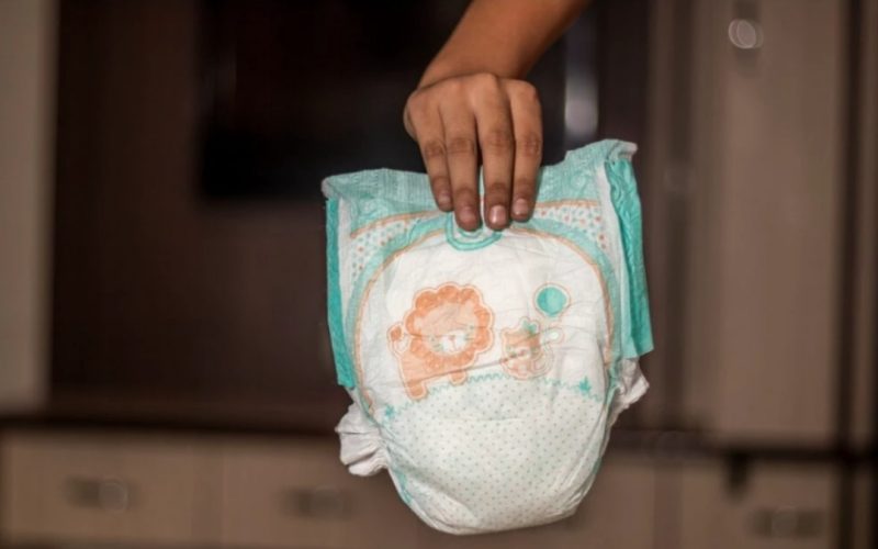 Lei obriga pais ir a escola trocar fraldas dos filhos