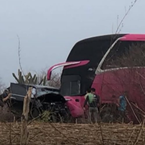 Acidente com ônibus clandestino deixa homem preso nas ferragens em Tauá