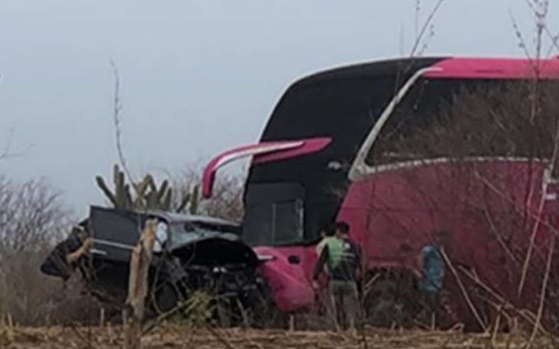 Acidente com ônibus clandestino deixa homem preso nas ferragens em Tauá