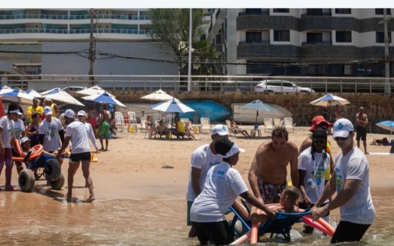 Projeto oferece banho de mar assistido para PCDs em Salvador