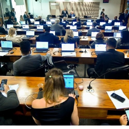 Comissão do Senado aprova fim da reeleição para políticos