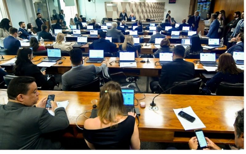 Comissão do Senado aprova fim da reeleição para políticos