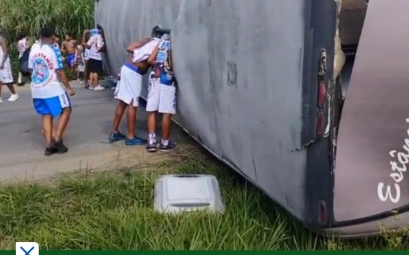 Ônibus da Bamor tomba no recife