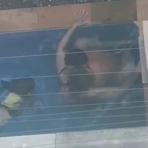 Casal faz sexo em piscina na presença de uma criança!