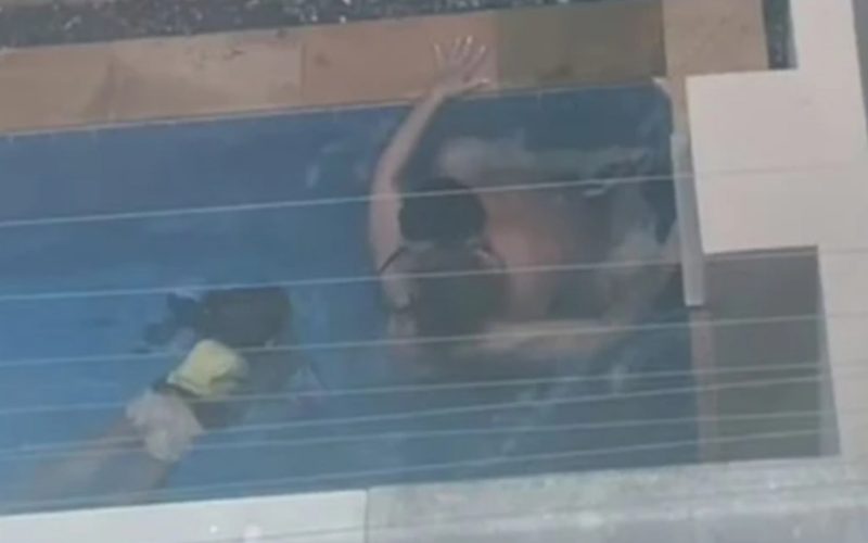 Casal faz sexo em piscina na presença de uma criança!