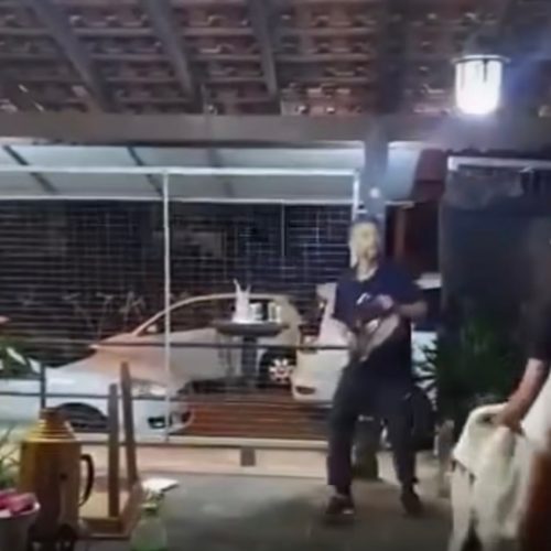 Terror homem invade bar com motosserra e causa pânico!