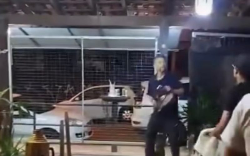 Terror homem invade bar com motosserra e causa pânico!