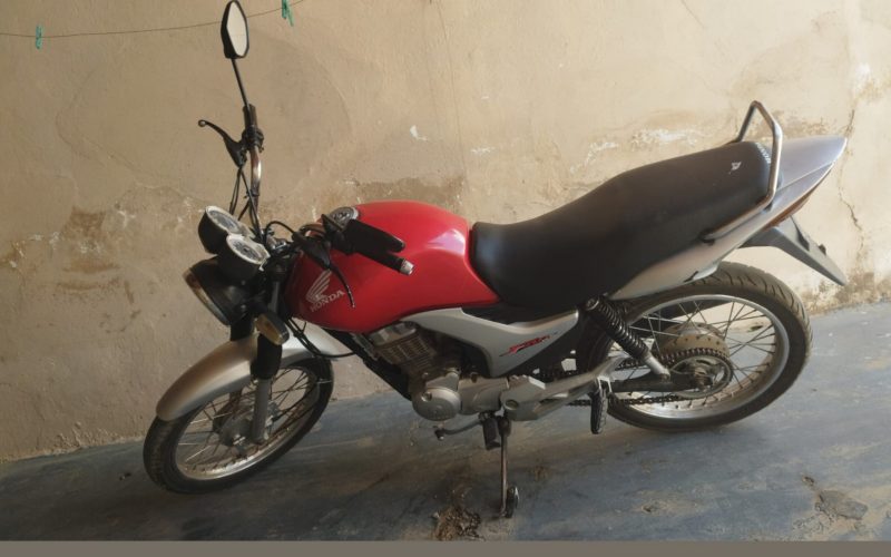 Polícia recuperando moto furtada em Pindobaçu