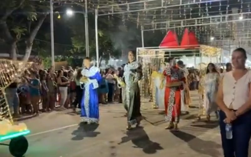 Prefeito de Senhor do Bonfim justifica caos no trânsito durante inauguração da iluminação natalina
