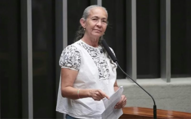Ex-aliada de Lula, Heloísa Helena toma posse na Câmara e promete não se alinhar ao governo