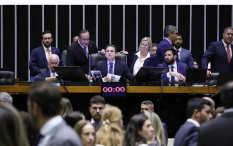 Câmara acelera anistia e deixa segurança pública e programas sociais para o ano que vem