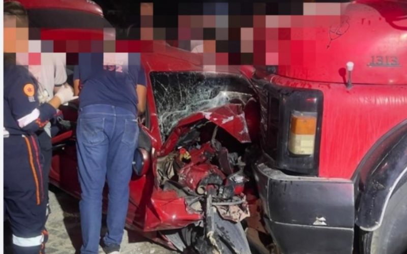 Acidente entre caminhão e carro de passeio em Tijuaçu