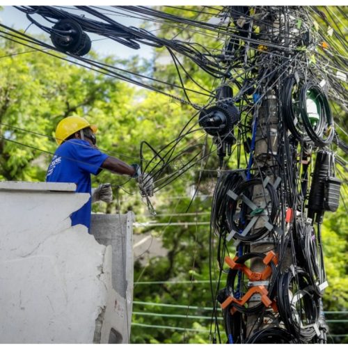 Companhia de energia é  multada em R$ 10 000 por dia por causa de fios soltos, emaranhados