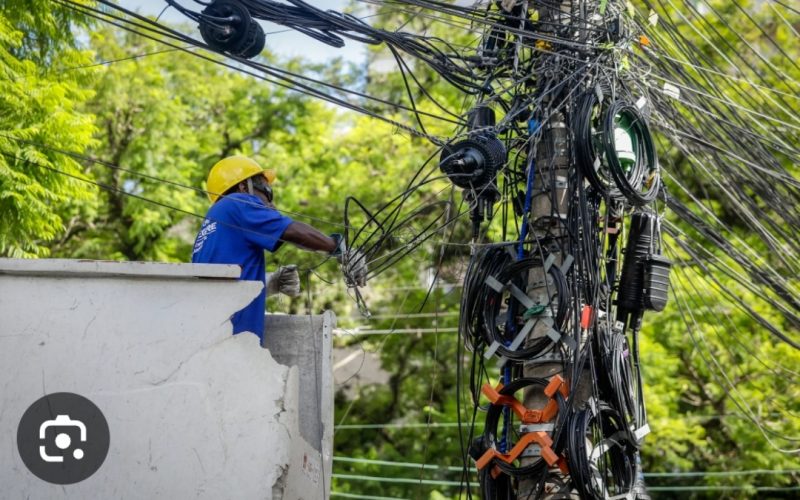 Companhia de energia é  multada em R$ 10 000 por dia por causa de fios soltos, emaranhados