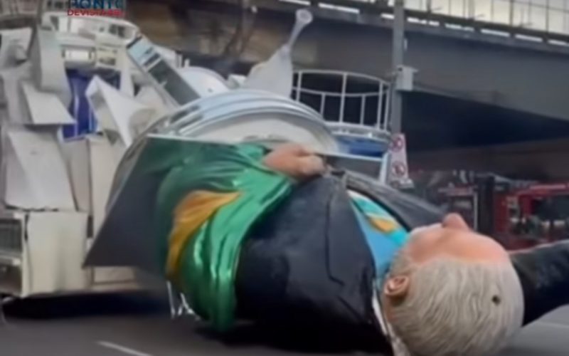 Imagem da estátua de Lula caída repercute nas redes sociais