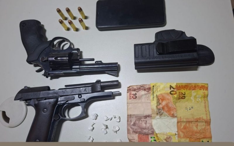 Polícia combate tráfico de drogas e posse ilegal de armas de fogo