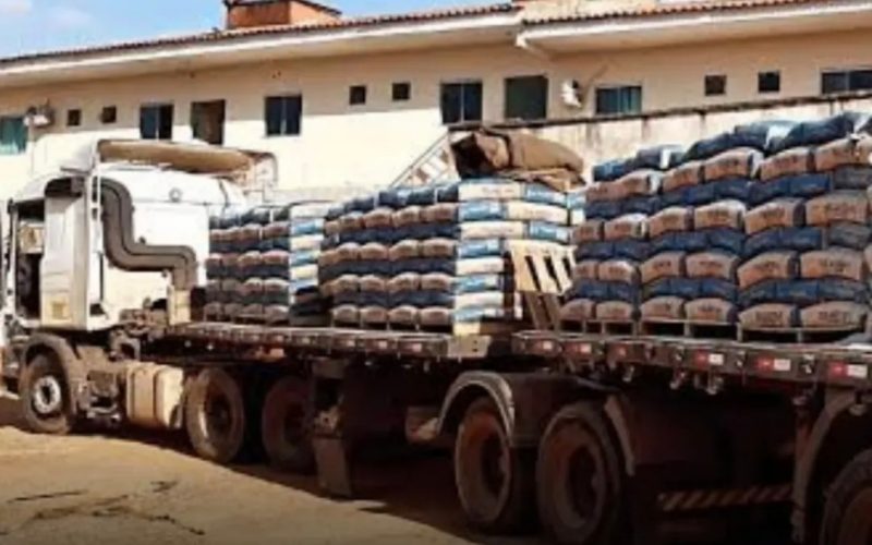 Empresa anuncia vaga para 4 pessoas trans para descarregar caminhão de cimento