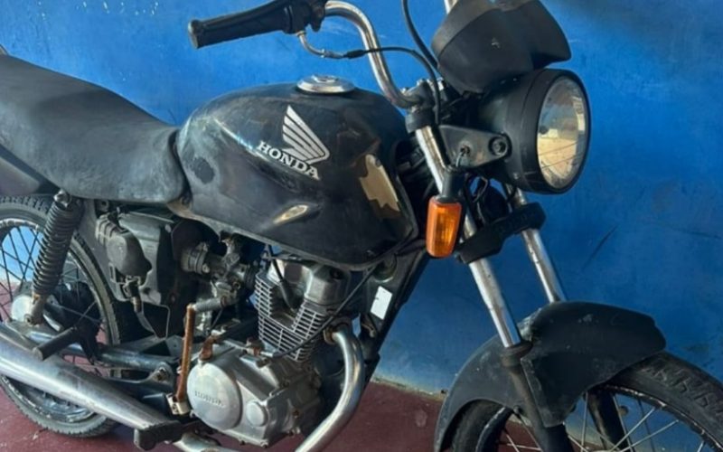 Motocicleta com restrição de roubo é localizada em matagal na entrada de Pindobaçu