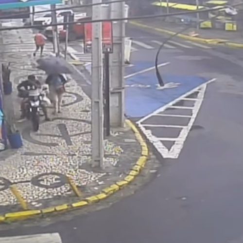 Motocicletas são flagradas circulando em calçadas e na contramão em diversos pontos da cidade