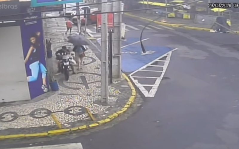 Motocicletas são flagradas circulando em calçadas e na contramão em diversos pontos da cidade