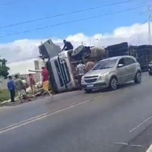 Carreta tomba em frente à UPA 24h de Senhor do Bonfim