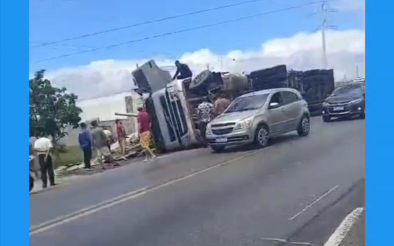 Carreta tomba em frente à UPA 24h de Senhor do Bonfim