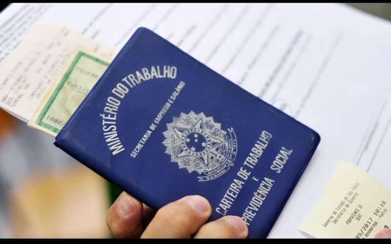 Maioria dos brasileiros ainda prefere emprego com carteira assinada, principalmente os mais jovens