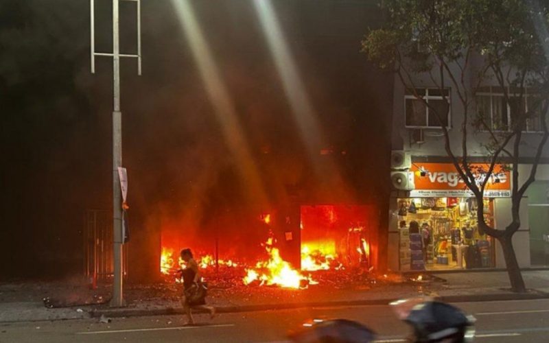 Homem incendeia própria motocicleta durante abordagem da PM em Feira de Santana