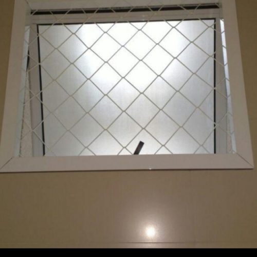 Criança de 11 anos morre após ficar presa em janela de banheiro