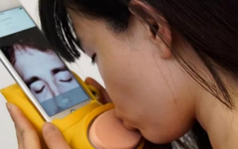 Tecnologia curiosa: “beijo à distância” já é realidade