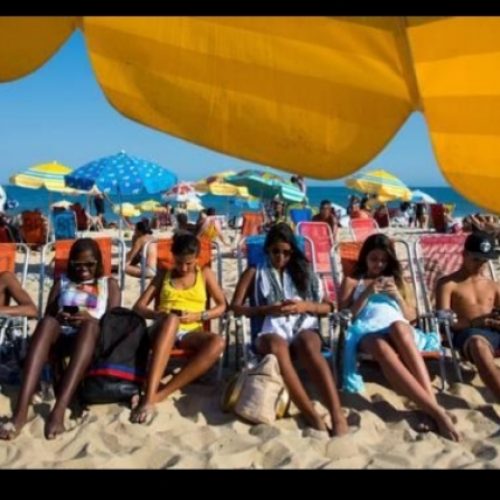 Demitido por justa causa após apresentar atestado e postar foto na praia; caso ocorreu no litoral de São Paulo