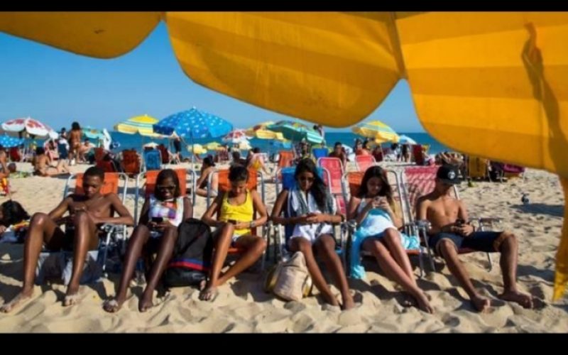 Demitido por justa causa após apresentar atestado e postar foto na praia; caso ocorreu no litoral de São Paulo