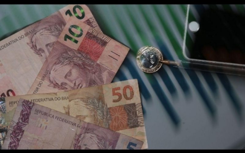 Dívida pública no Brasil continua crescente