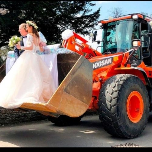 Noiva chega ao casamento dentro da concha de uma escavadeira e surpreende convidados em Santa Catarina