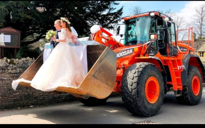 Noiva chega ao casamento dentro da concha de uma escavadeira e surpreende convidados em Santa Catarina
