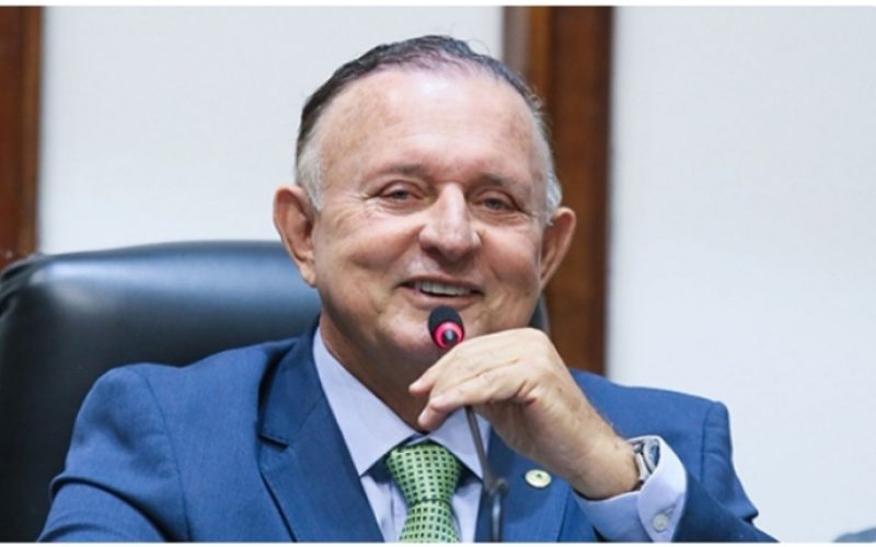 Deputado Adolfo Menezes evita responder sobre segurança pública e desvia para obras e investimentos