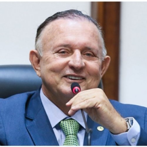 Deputado Adolfo Menezes é favorito para vaga no TCM