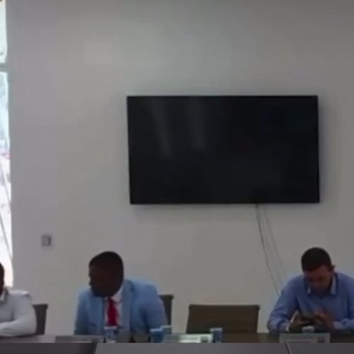 Telão da Câmara Municipal de Laje exibe conteúdo pornográfico durante sessão na Bahia